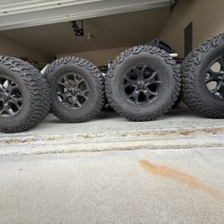 Used Mickey Thompson BAJA Boss 315/70 R17 with Rims
