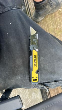 DEWALT Folding Utility Knife