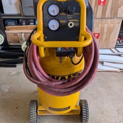 Dewalt D55168 Heavy Duty 200 PSI 15 Gallon Oilless Compressor