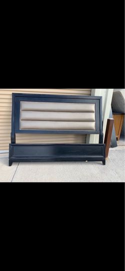 ❤️BEAUTIFUL  KING SIZE BED FRAME AND DRESSER IN BLACK COLOR❤️