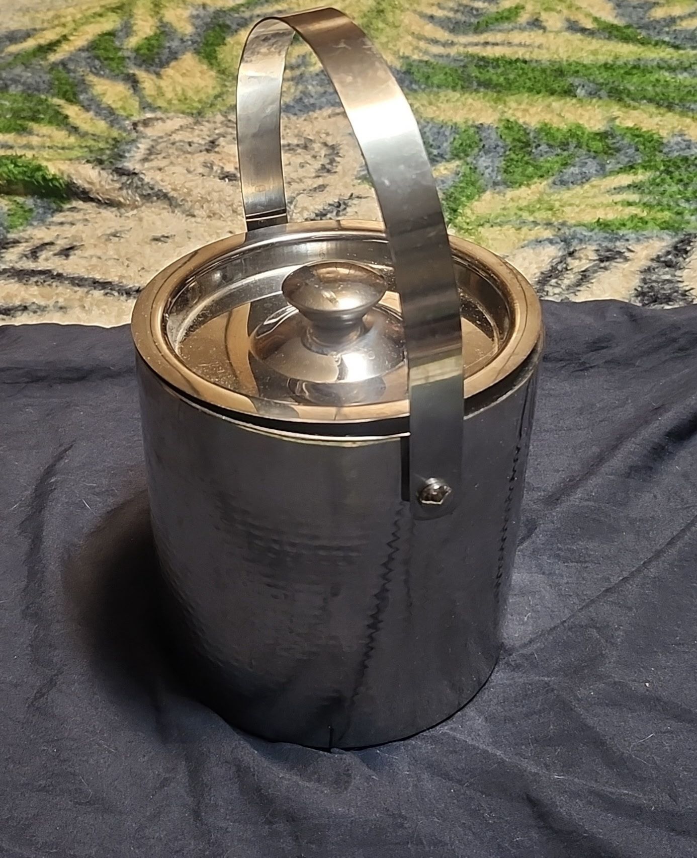 Stainless steel ice bucket with lid and handle