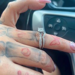 Engagement/wedding Ring