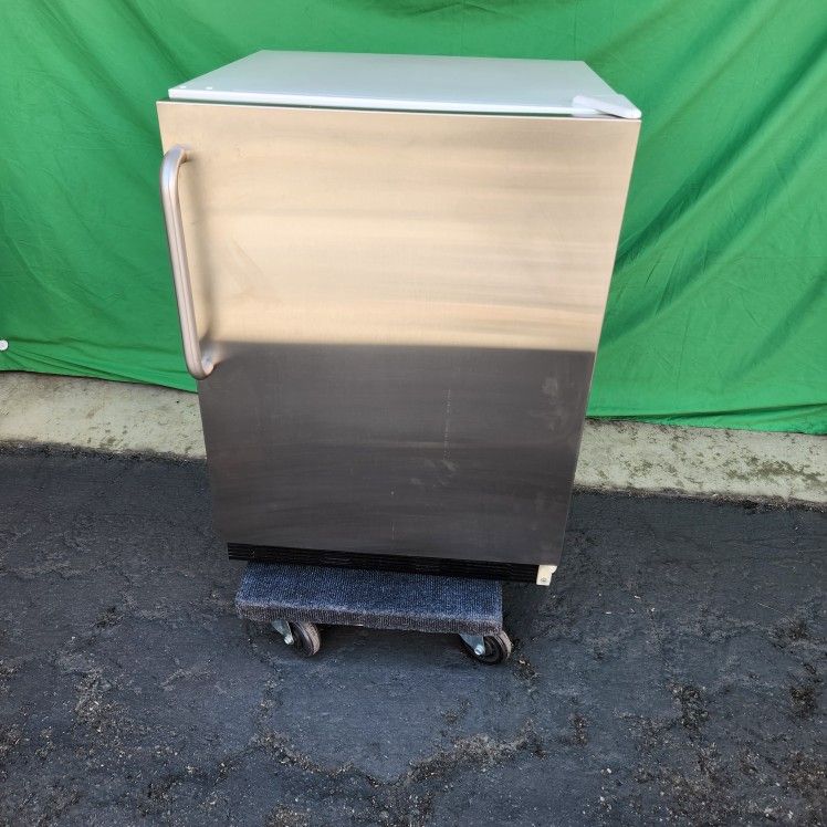 Summit 24" Undercounter Refrigerator