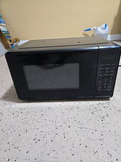 microwave oven 700watt  .7 cu ft
