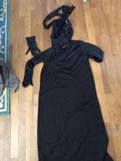 Boys Grim Reaper costume! Size boys large! Excellent condition! Consist of cape, glove, headband , and mask!
