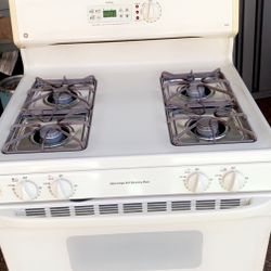 GE Stove With True Temp Self Cleaning Oven (Propane/Gas)