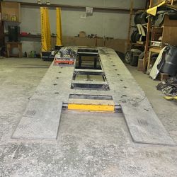 Rento Es Local Para Enderezar Y Pintar Carros Mide 20 X 40 Pies La Máquina De Fren Incluida Y Luz Incluida  Spindle Dr 6616 Houston Tx. 77086