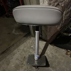 Boat seat with mounting bracket