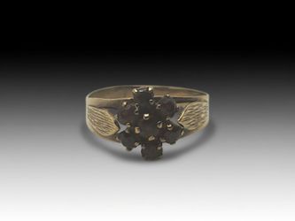 Vintage Garnet Flower Shaped Estate Ring 8k Yellow Gold