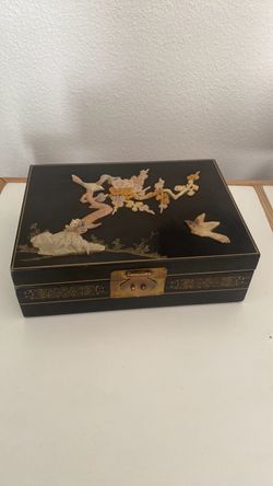 Chinese Vintage black lacquer jewelry box