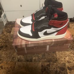Air Jordan 1 Black Toe Reimagined size 6