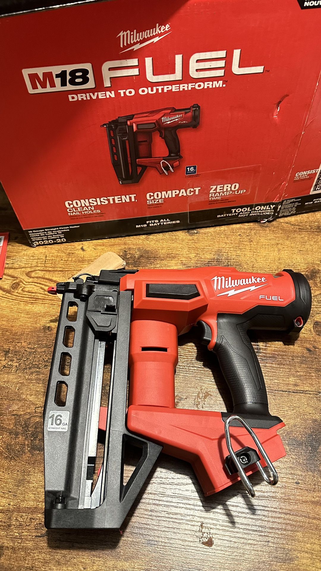 Milwaukee Fuel M18 Finish Gun 16 Recto