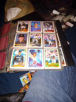 Lot Of 70 Plus 1989 Baseball Cards Topps