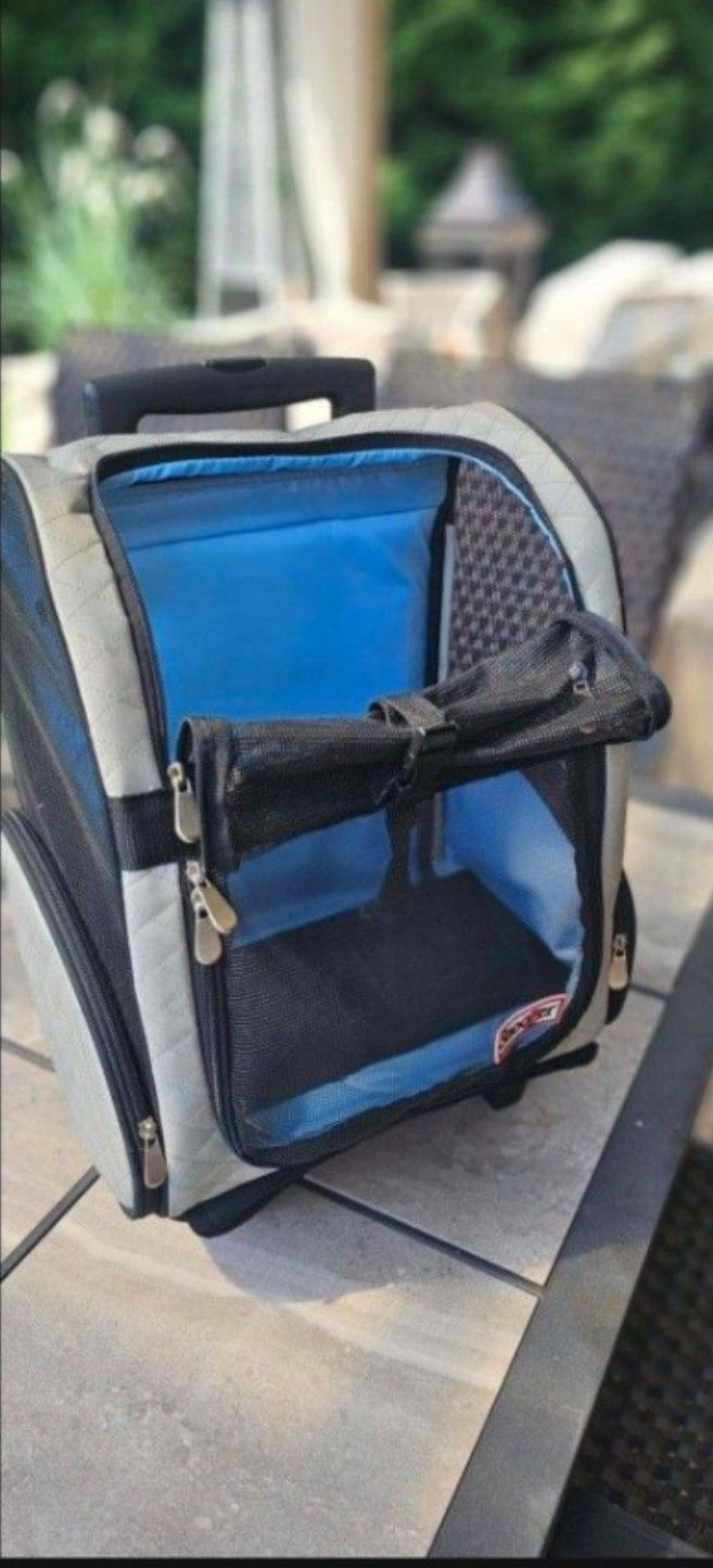 Snoozer Roll Around 4 in 1 Travel Carrier. The item is for Animals. Size Med / Large