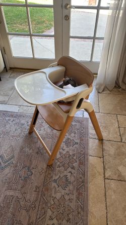 Momcozy DinerPal 5-in-1 Convertible High Chair – Like New