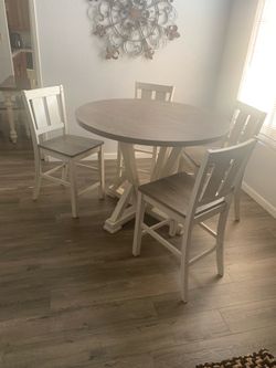 New High-top table and chairs
