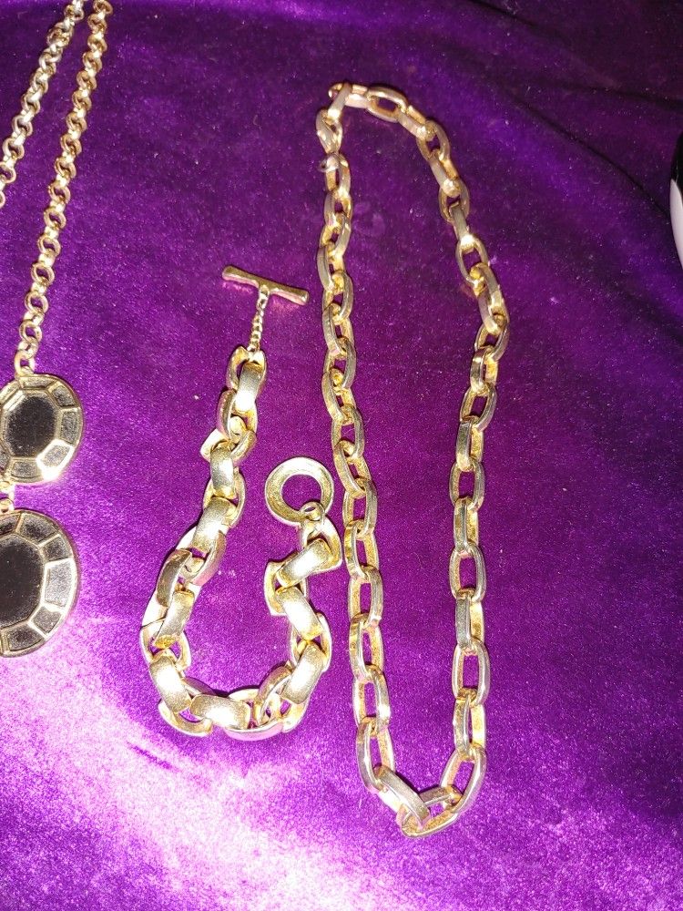 Classy Black And gold tone Collar Necklace. Also Gold Chain And Bracelet To Mix And Match.Nice!!