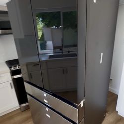 * Brand New *  Samsung Bespoke 29 cu. ft. Standard Depth 4-Door French Door Refrigerator in Stainless Steel and Charcoal Glass Top with Al Home
