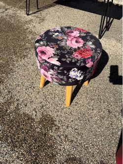 Spunky Ottoman/Footstool with Sturdy Wooden Legs