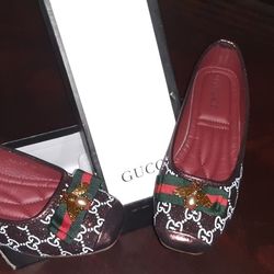 G.U.C.C.I. DESIGNER LOGO WOMEN SLIDES/FLATS.  SIZE 9