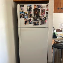 Whirlpool Refrigerator, Works Great , Good Condition