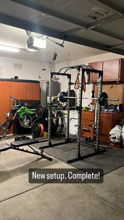 Squat rack with pulley system