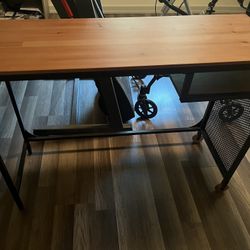Desk that is light and has wheels 