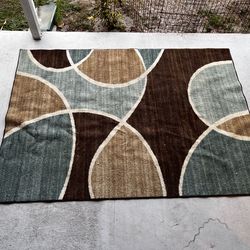 5 x 7 area rug in Great Shape