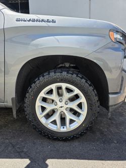 20" GM Snowflakes w/ 33x12.50R20 Tires