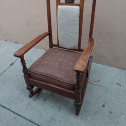 VINTAGE ROCKING CHAIR
