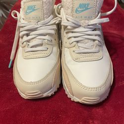 Tennis Nikes Size 6