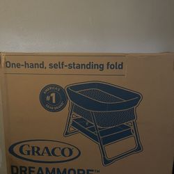 Graco Dreammore Bedside Bassinet one-hand fold