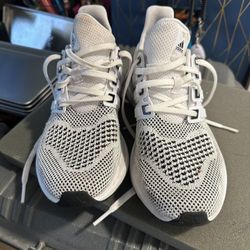 Youth Adidas Size 6 Athletic Shoe