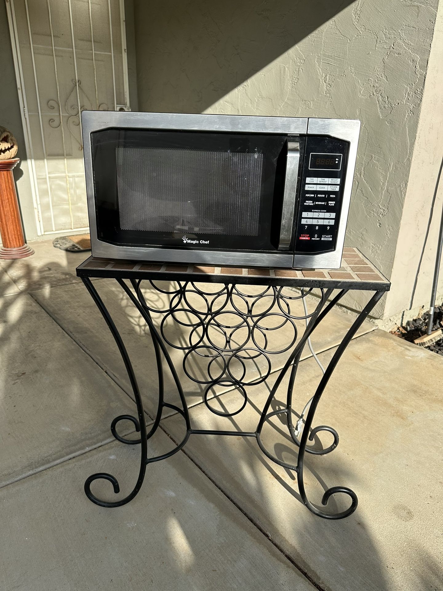 MAGIC CHEF MICROWAVE OVEN 1.6 cu. ft.