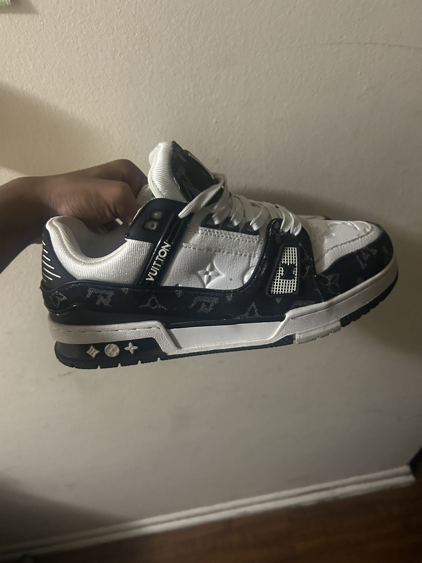 Louis vutton trainer black and white