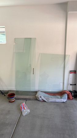 Selling Shower Glass ~~Tub ~~shower head And Accesories Great Condition!!$$$