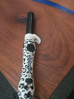 This Beachwaver Co. S1.25 curling iron features a classic catwalk leopard print https://offerup.com/redirect/?o=ZGVzaWduLkl0 is a rotating ceramic cur