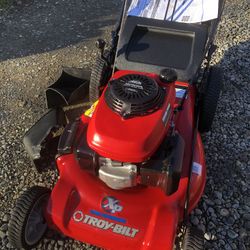 Like new Honda powered lawnmower beautiful condition