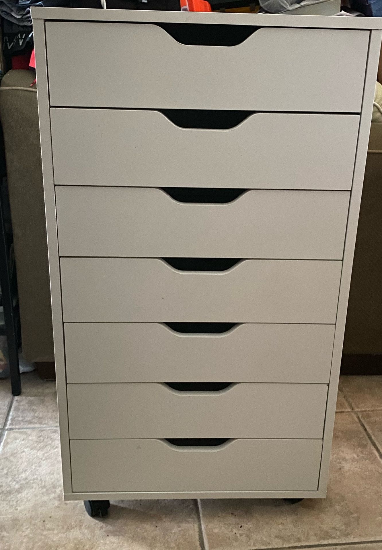 Small dresser (slightly Wobbly)