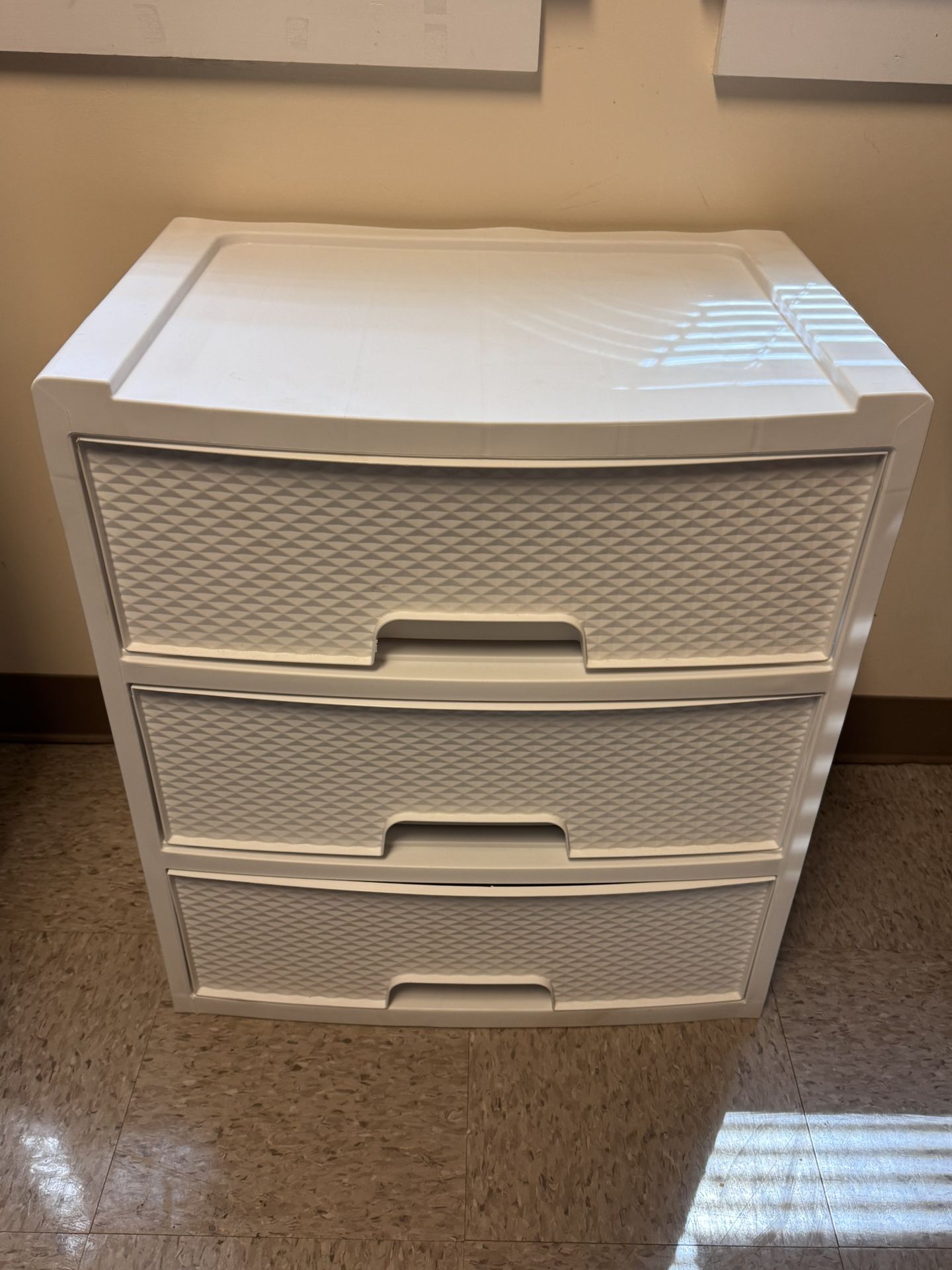 White 3-Drawer Plastic Dresser – Great for Dorms! (Near FSU)