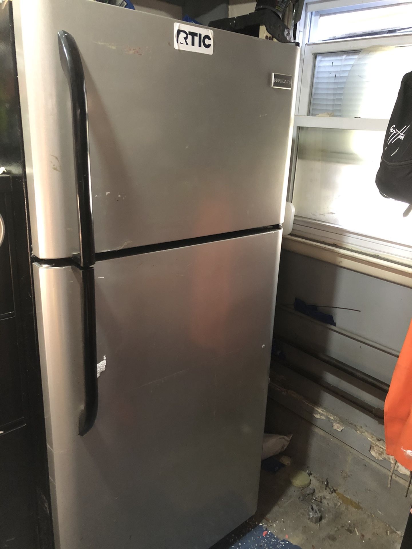 30” Frigidaire Refrigerator Freezer great for mancave garage apartment