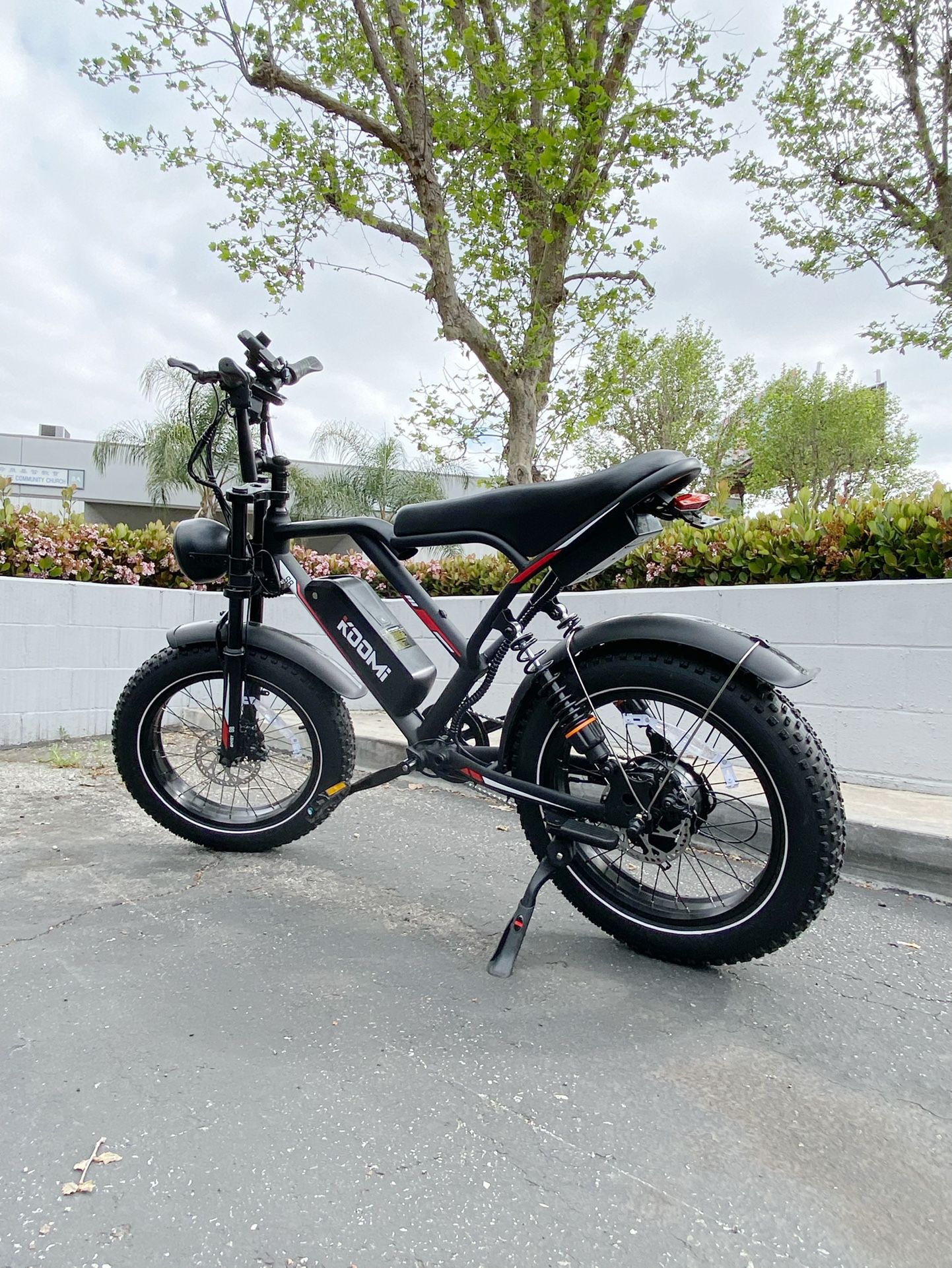 Brand new in box, e-bike 750w 48v 17.5ah, top speed 28 mph. Full suspension, with chain lock, phone holder, foot pegs,  electric bike 