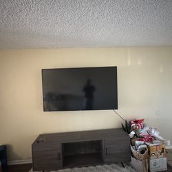 65” Hisense Roku Smart TV + Mount + Remote – Works Perfect