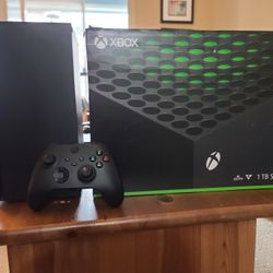 Xbox Series X w/ Controller