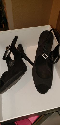 Black heels size 8