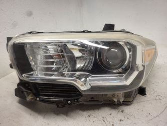 Toyota Tacoma driver side headlight assembly