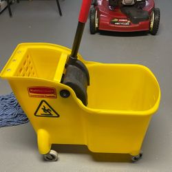 Rubbermaid Commercial Bucket With Mop. 