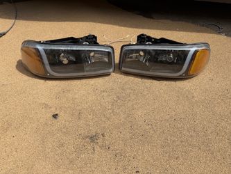 1999–2007 GMC Sierra and Yukon Denali head lights