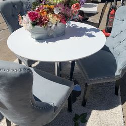 Round Table 3 Chairs 