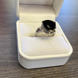 14k & .925 women’s ring with 5 diamonds & black gem stone on top size 7 like new